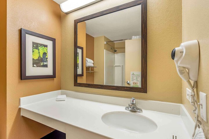 1 King Bed Kitchen Shower (9 of 13)