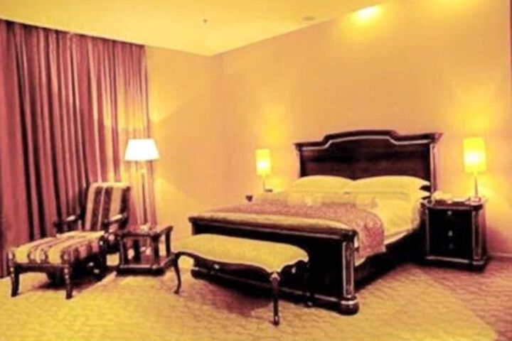 Room 11 of 25