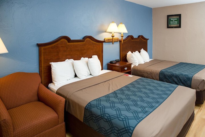 2 Queen Beds (9 of 16)