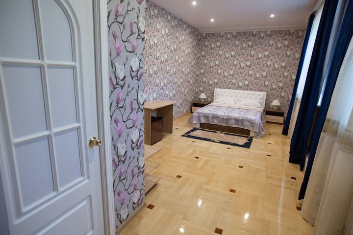 Room 6 of 9