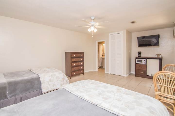 2 Double Beds (3 of 7)