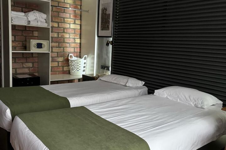 Room 42 of 117