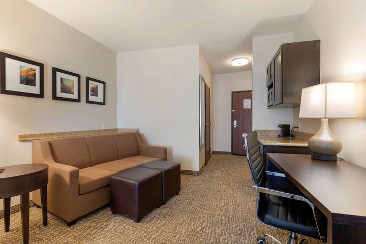 1 King Bed Suite (6 of 16)