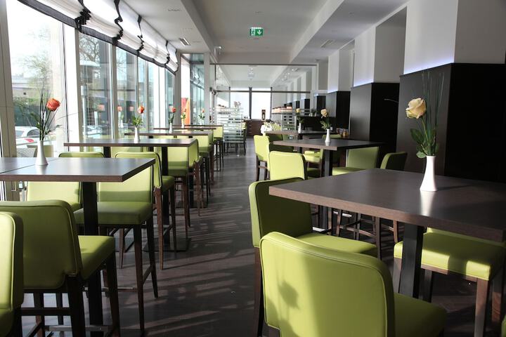 Lounge 43 of 51