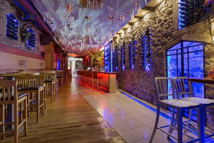 Lounge 74 of 93