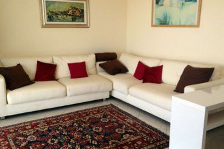 Lounge 8 of 28