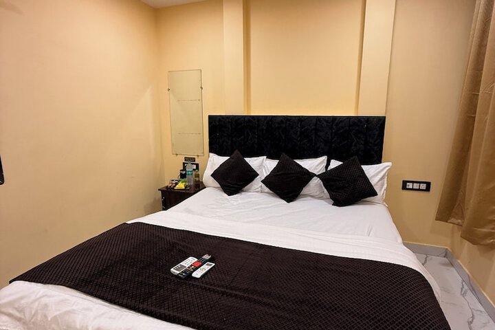 Room 6 of 25