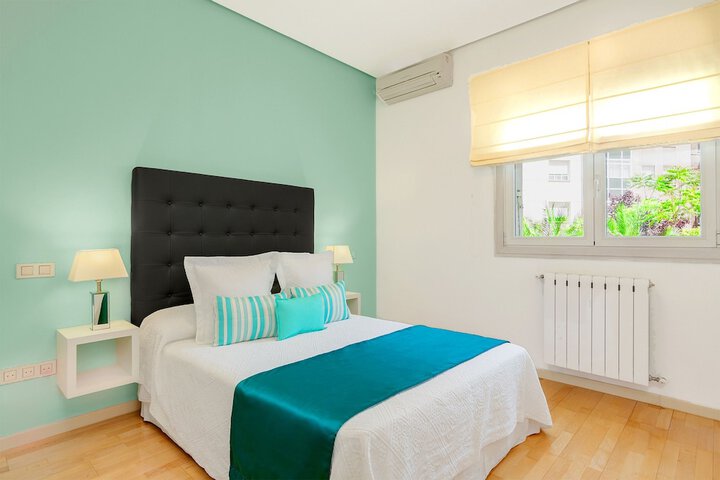 Room 9 of 32