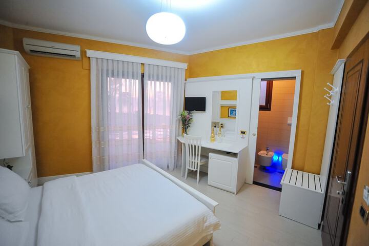 Room 42 of 103