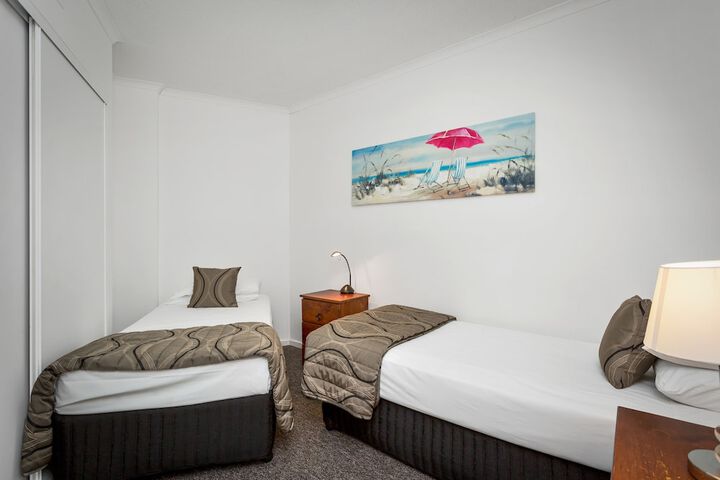 Room 4 of 87