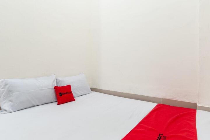 RedDoorz near UISU teladan Medan