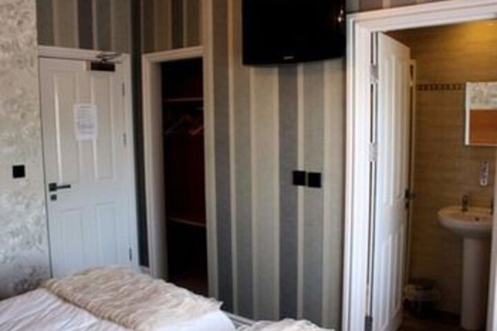 Room 5 of 11