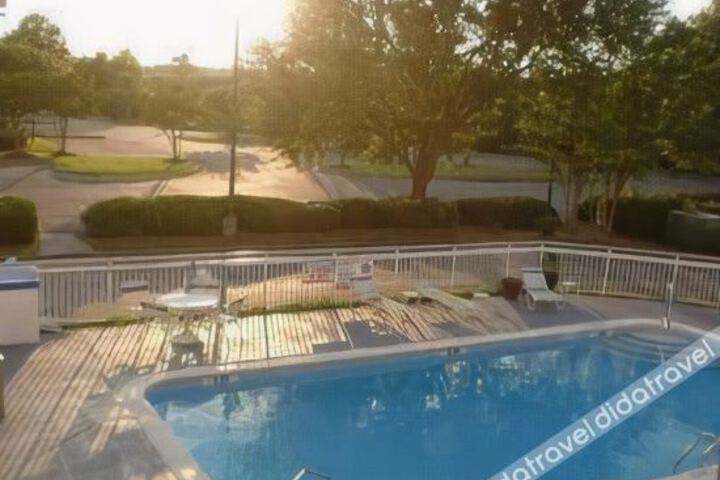 Quality Roof Inn and Suites