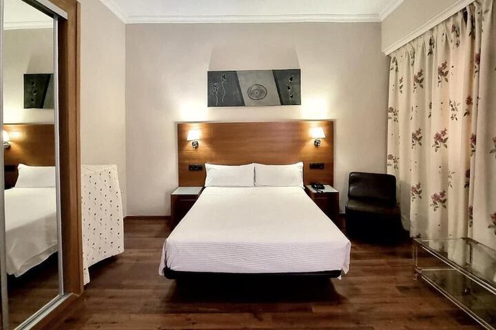 Room 7 of 12