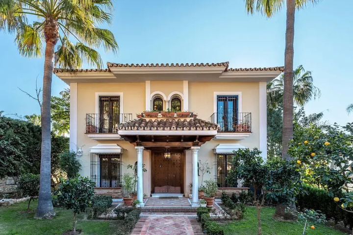 Amazing House With 6 Bedrooms and Private Garden & Pool in Marbella. Rio Real Golf