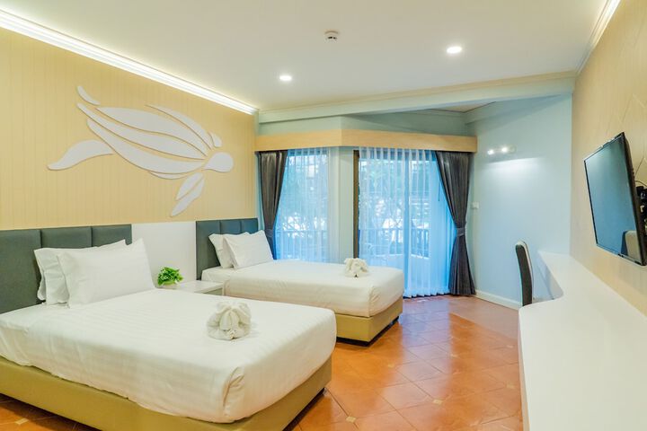 Room 4 of 100