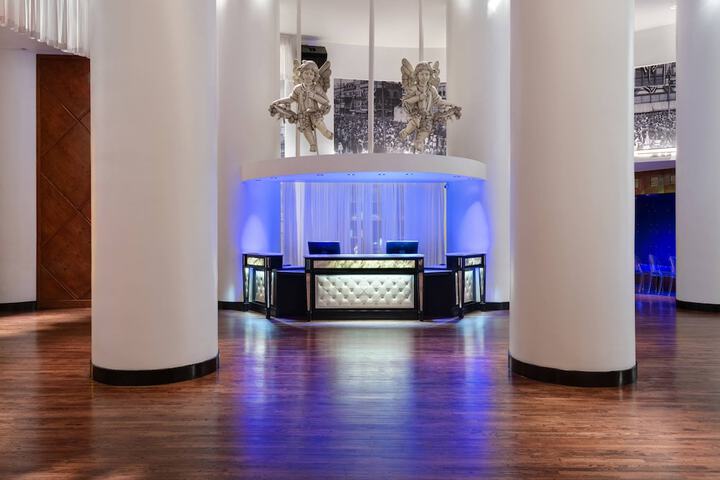 Lobby lounge