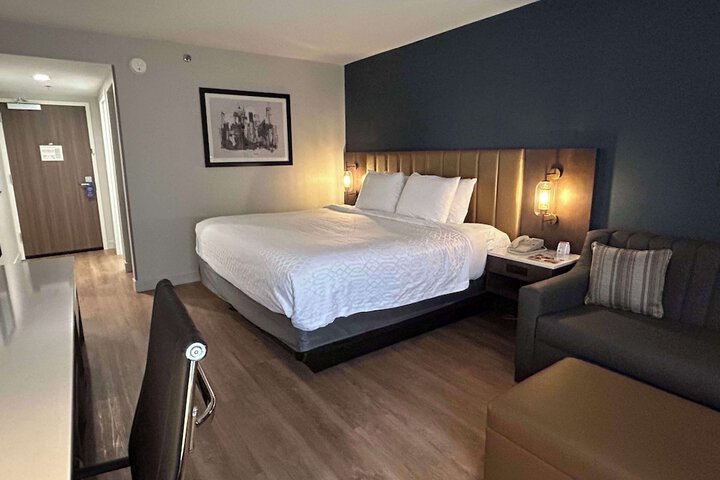 1 King Bed Sofa Bed Desk Microwave and Refrigerator WiFi Keurig Coffee Maker Full Breakfast (2 of 6)