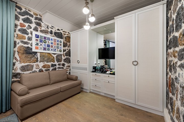 Room 12 of 83