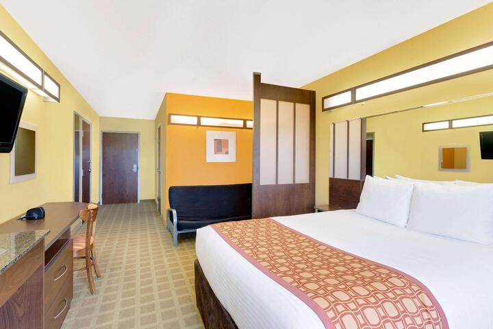 1 Queen Bed (8 of 18)