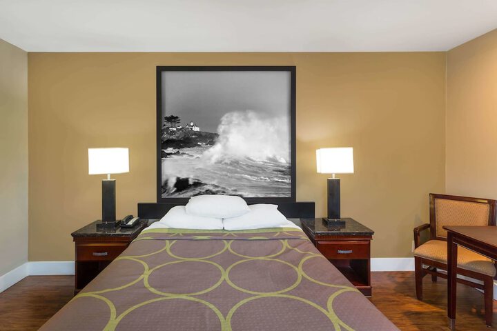 1 Queen Bed Mobility Hearing Impaired Accessible Room (9 of 12)