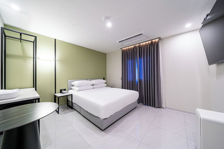 Room 10 of 27