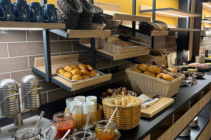 Breakfast/Coffee Service 32 of 50