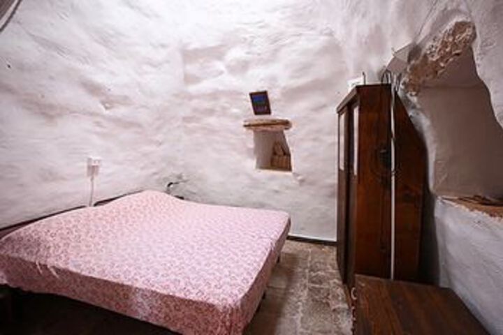 Room 6 of 12