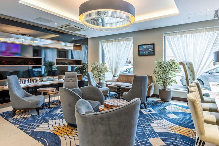 Lounge 46 of 59