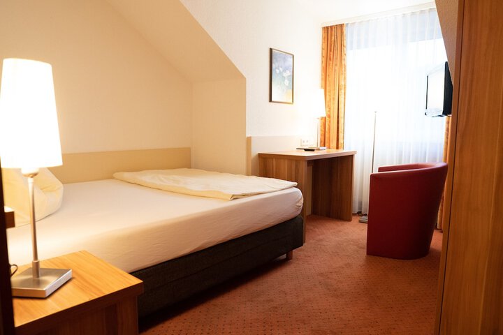 Room 6 of 27