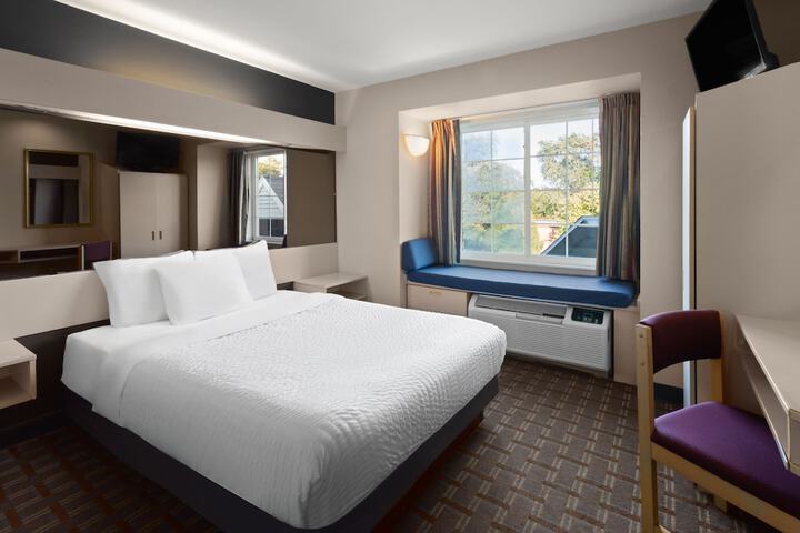 1 Queen Bed (2 of 21)