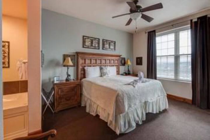 Pinnacle Condo Mountain View Home with Hot Tub in Pigeon Forge, TN