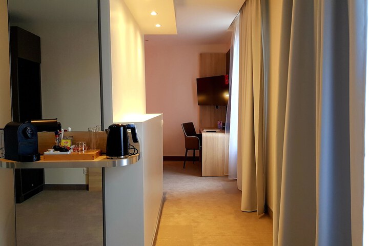 Room 30 of 103