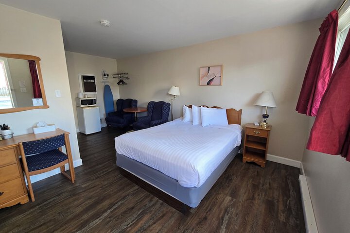1 Queen Bed Exterior Accessible (20 of 39)