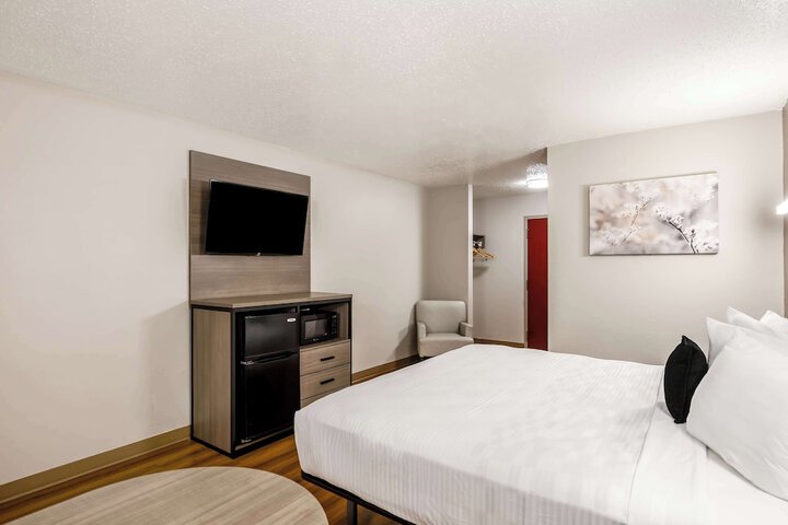 1 King Bed (3 of 9)