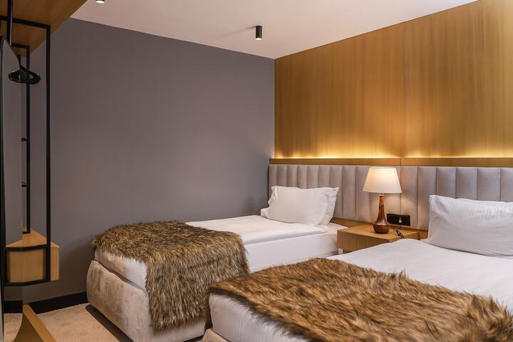 Room 52 of 175