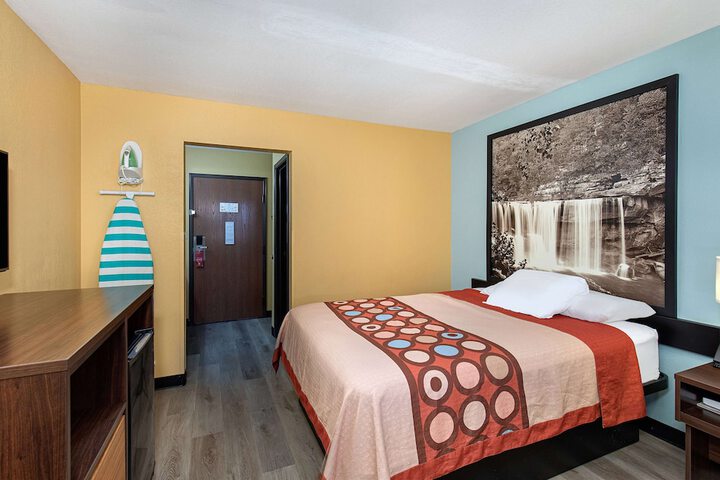 1 Queen Bed (15 of 15)