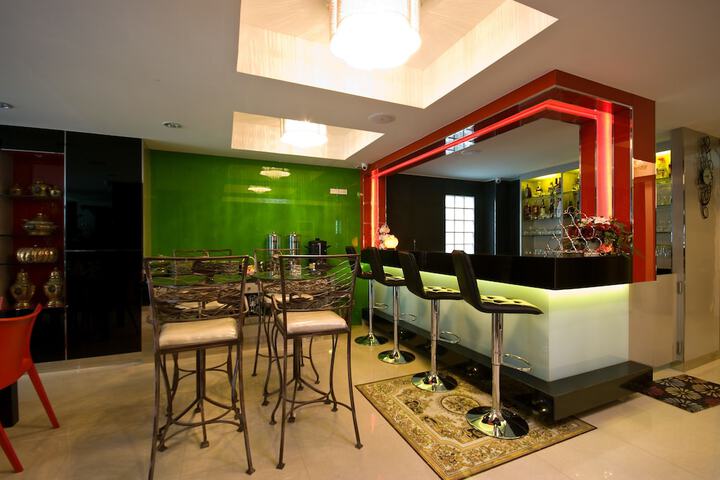 Lounge 31 of 39