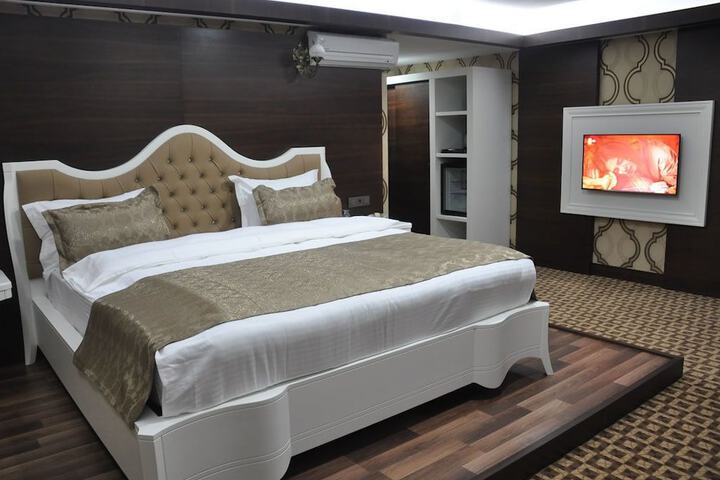 Room 4 of 13