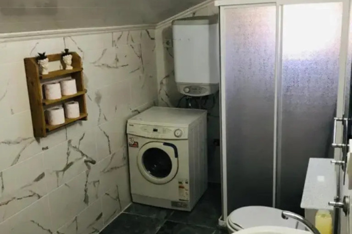 Room 5 of 9