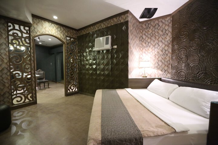 Room 12 of 24