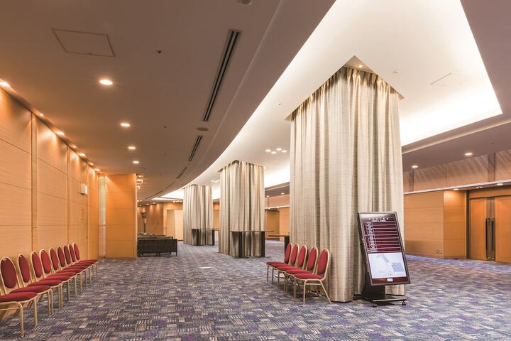 Ballroom/Hall 84 of 100