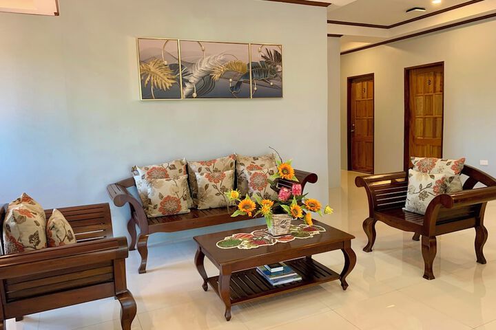 Lounge 20 of 26