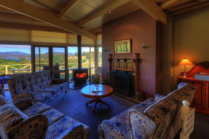 Lounge 22 of 32