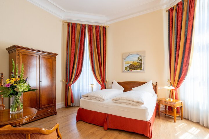 Room 6 of 18