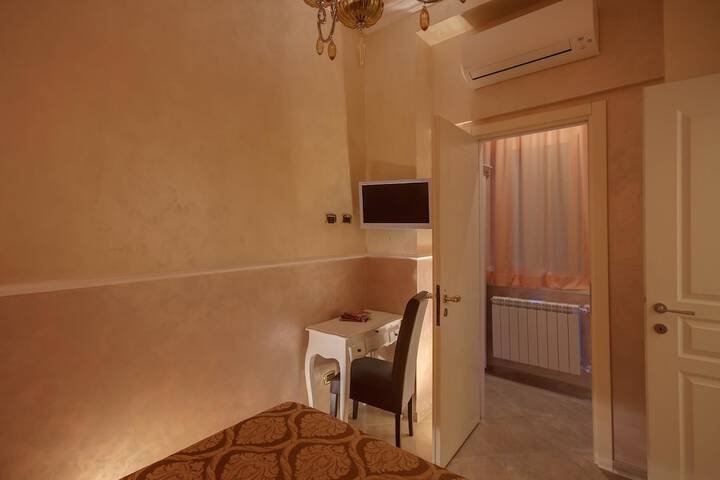 Room 21 of 33