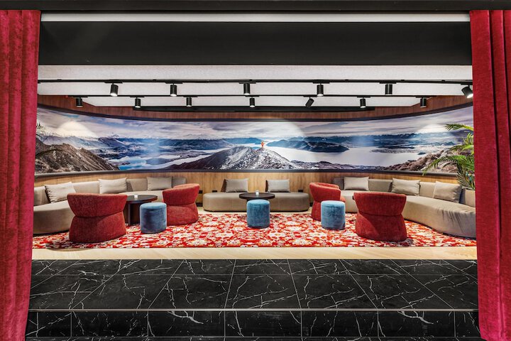 Lounge 56 of 59