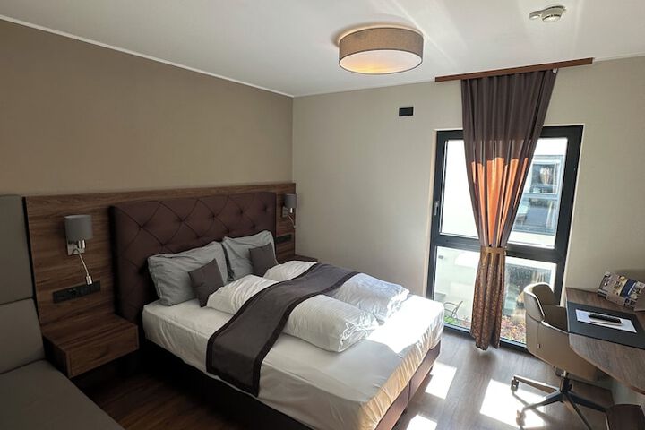 Room 25 of 100