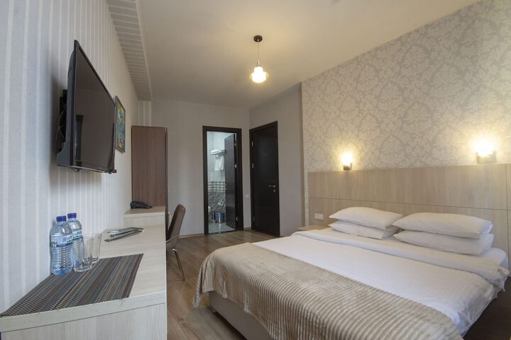 Room 33 of 48