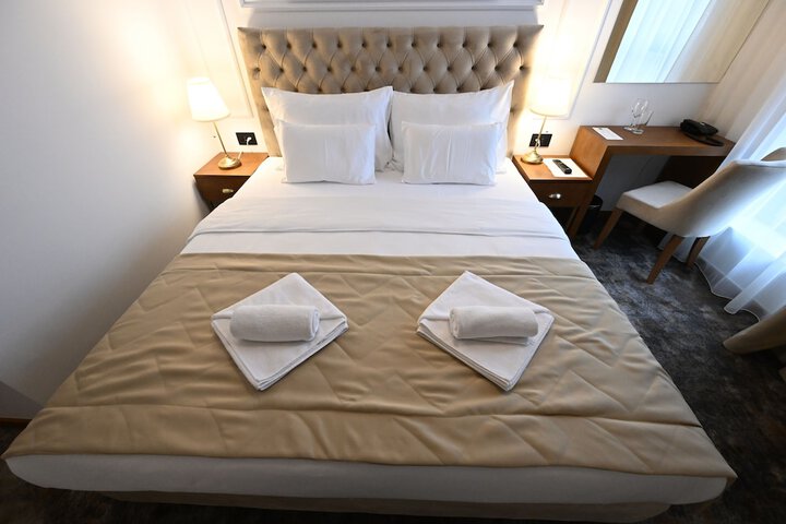 Room 4 of 16
